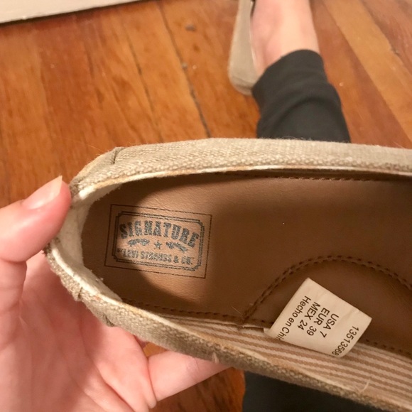 SIGNATURE Levi Strauss Ladies Slip-on Shoes sz 7 - Picture 3 of 4